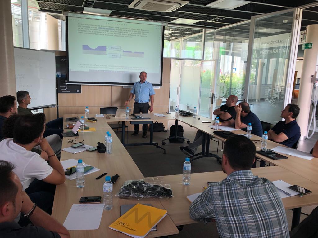 Solera_Spain's tweet photo. De nuevo impartiendo #formación al #taller sobre el mercado y baremos de pintura. Esta vez ha tocado el turno a #Sinnek en Azkoitia (Guipúzcoa). En #Solera, siempre cerca de los negocios de la #posventa https://t.co/lsWdHkRcHy
