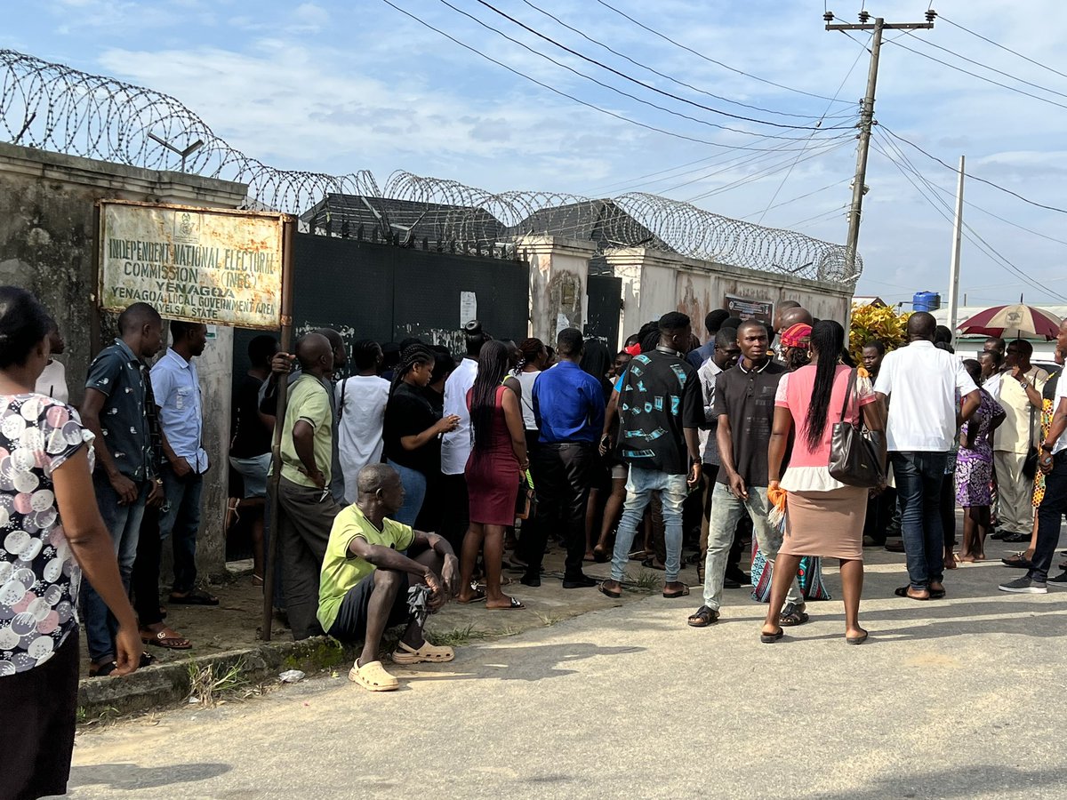 TCoyeleke's tweet photo. @endi4tim They have similar issues in the Yenagoa office of INEC. I went there yesterday to complete my PVC transfer and the crowd there was massive. Only two personnel and computer was available to handle over 150 people. @inecnigeria  needs to look into this https://t.co/s3Z0L48e40