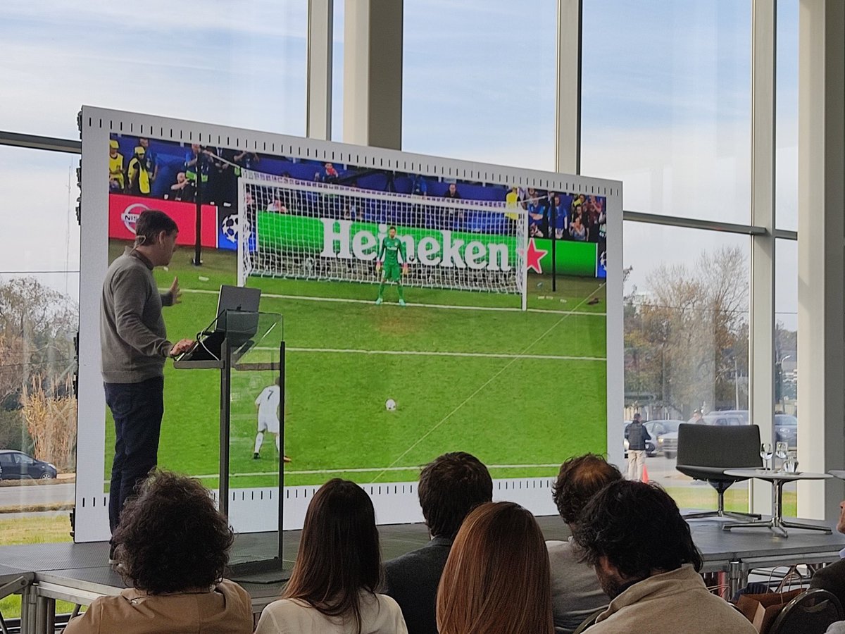 Al patear un penal, las chances de hacer gol son más altas si se patea al medio, sin embargo la mayoría de los futbolistas patean a los lados. Por qué?, pregunta <a href="/bilinkis/">Santiago Bilinkis ⭐⭐⭐</a>.