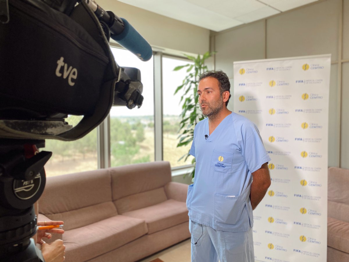 ClinicaCEMTRO's tweet photo. 📺El @dr_eliassi, especialista en #MedicinaDeportiva de Clínica CEMTRO, habla para @rtve sobre 🏃#deporte y ☀️#calor 

‼️Importante👇
➡️Evitar horas puntas y buscar espacios frescos
➡️Hidratarse bien. Reponer líquidos y electrolitos
➡️Correcta alimentación
➡️Ropa adecuada https://t.co/eOd2tMoIVy