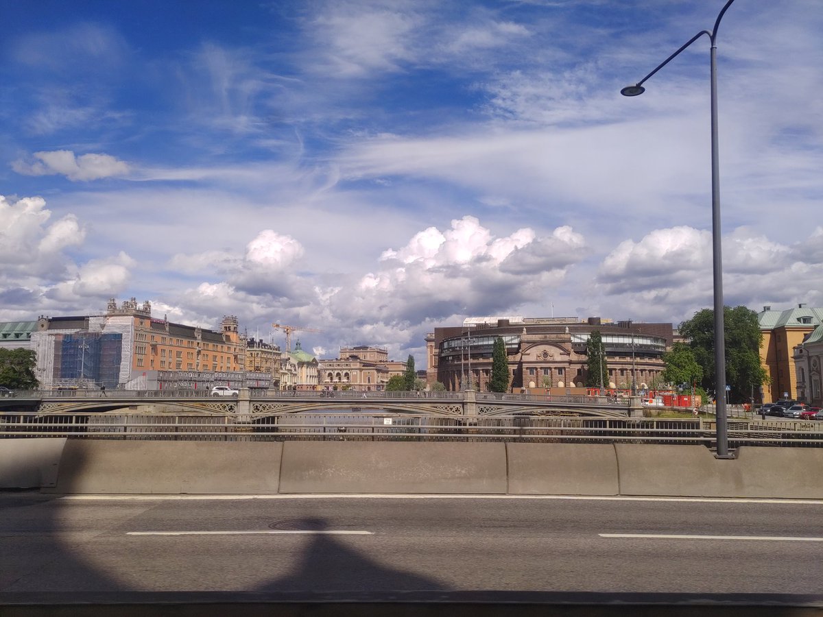 LinnRaninen's tweet photo. Efter uppehåll i Stockholm lagom för lunch bär det nu vidare mot Köpenhamn som är nästa byte. Ett av mina bästa stockholmsknep är Perini, den lilla restaurangen ovanför centralhallen, där jag idag dejtade min egen ryggsäck. God pasta, lugnt och skönt, och fin utsikt! https://t.co/ANiLu4zJ35