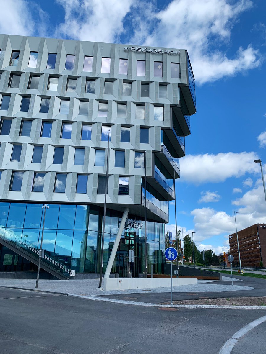 SannaHe's tweet photo. Keilaniemen uudelta @FiskarsGroup-toimistolta päivää! Tänään myös Kauppalehden etusivulla tuttuja kertomassa eilen lanseeratusta yhteistyöstä: #Fiskars’in keittiötuotteisiin uutta @Outokumpu päästöminimoitua ruostumatonta terästä 🍳 https://t.co/o3fAzPxdvd