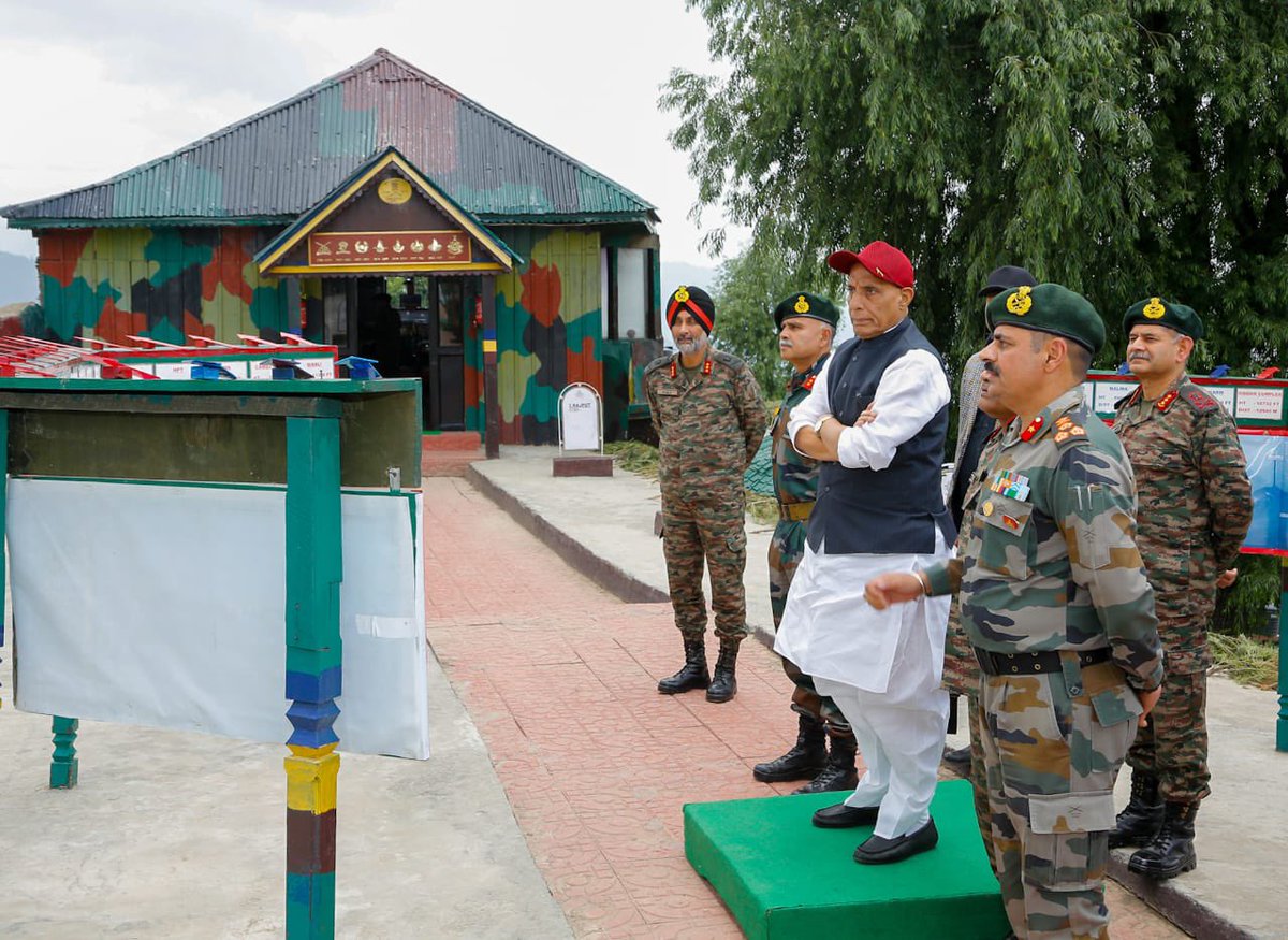 Defence Minister @rajnathsingh Visited a forward post in Jammu & Kashmir and rev... - Kannada News