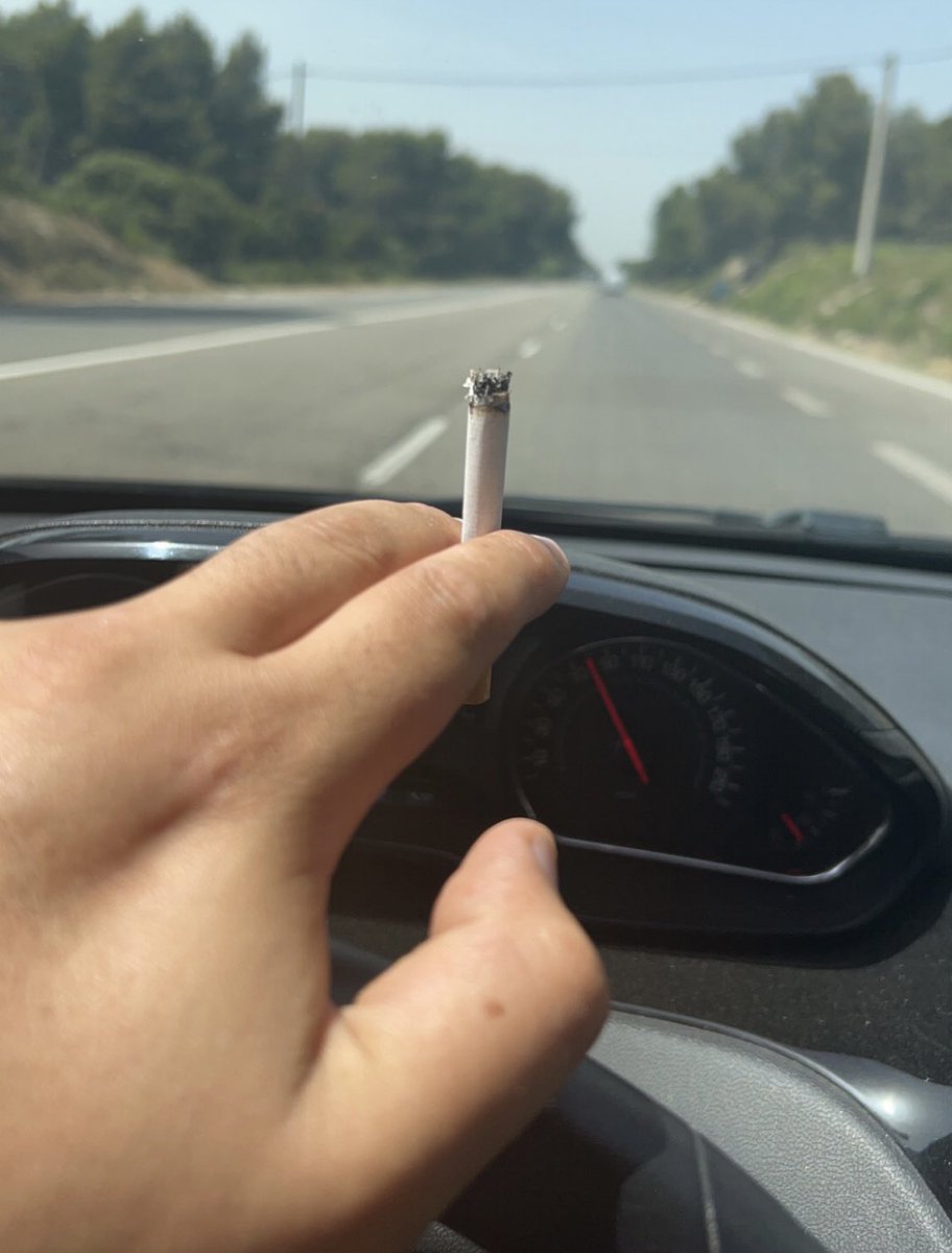 En période de canicule ne jettez pas vos mégots par la fenêtre après les forêts vont brûler et j’aurai plus d’endroit ou baiser 🔥 🌳