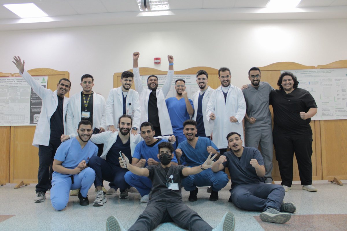 " عظُمَ المُراد فهانَ الطريق " 🎓🤍

الحمدلله على التمام وحسن الختام، نبارك لأنفسنا جميعاً بالتخرج وإتمام درجة البكالوريوس في تخصص العلاج التنفسي بجامعة الملك عبدالعزيز كانت رحلة ممتعة وجميلة بجميع مراحلها وظروفها، ونسأل الله التوفيق والسداد بمسيرتنا القادمة🎓🤍🎈..
#RT19 #KAU