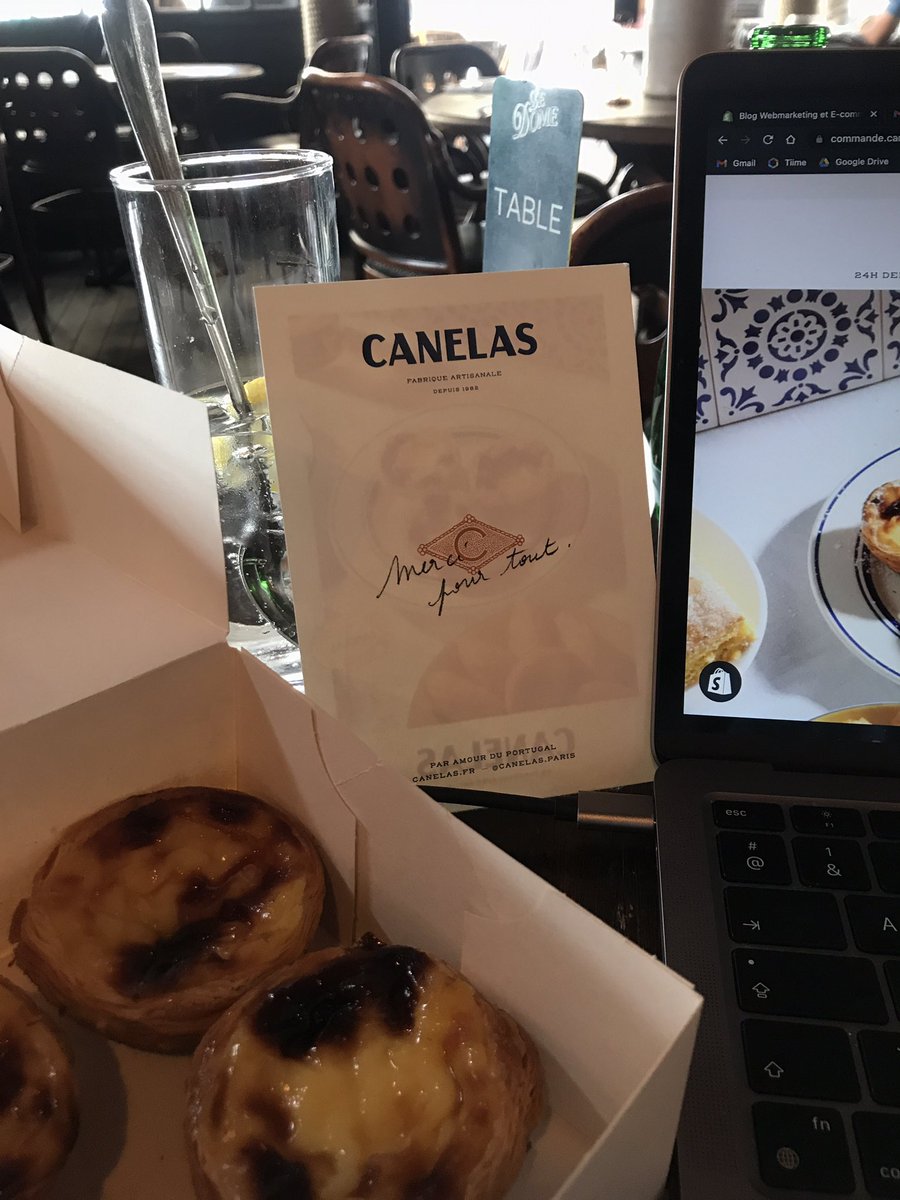 Déjeuner avec des clientes.

Super moment.

Je reste dans le restaurant pour enchaîner avec un appel client.

Et là je vois ma cliente revenir 20 minutes plus tard avec une carte de remerciement et des pasteis de nata (elles les font).

C’est con mais je suis touché. 😢