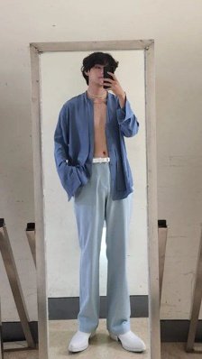 besizess's tweet photo. Тэ-тэ,а это что такое?Это ты к лету шубку снял?
Господибожемой, вы видели эти ноги???!!?!!
/#KimTaehyung/ /#TAEHYUNG ) /#V/ https://t.co/lam9kT3PwS