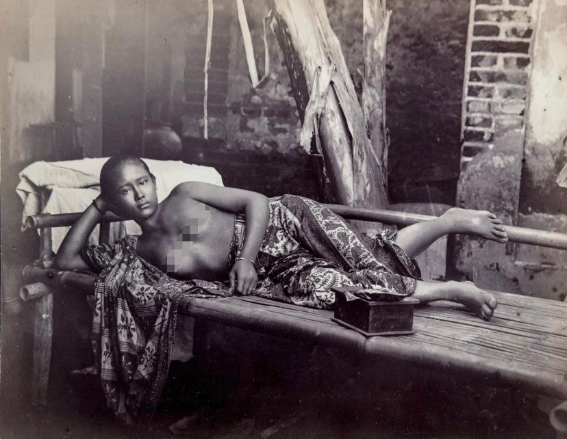 balakarsa's tweet photo. Bertelanjang dada bagi perempuan di Nusantara pada masa lalu, bukanlah merupakan hal yang tabu. Kenapa? 

A Thread

(Utas singkat) https://t.co/OVoypFg1Q1