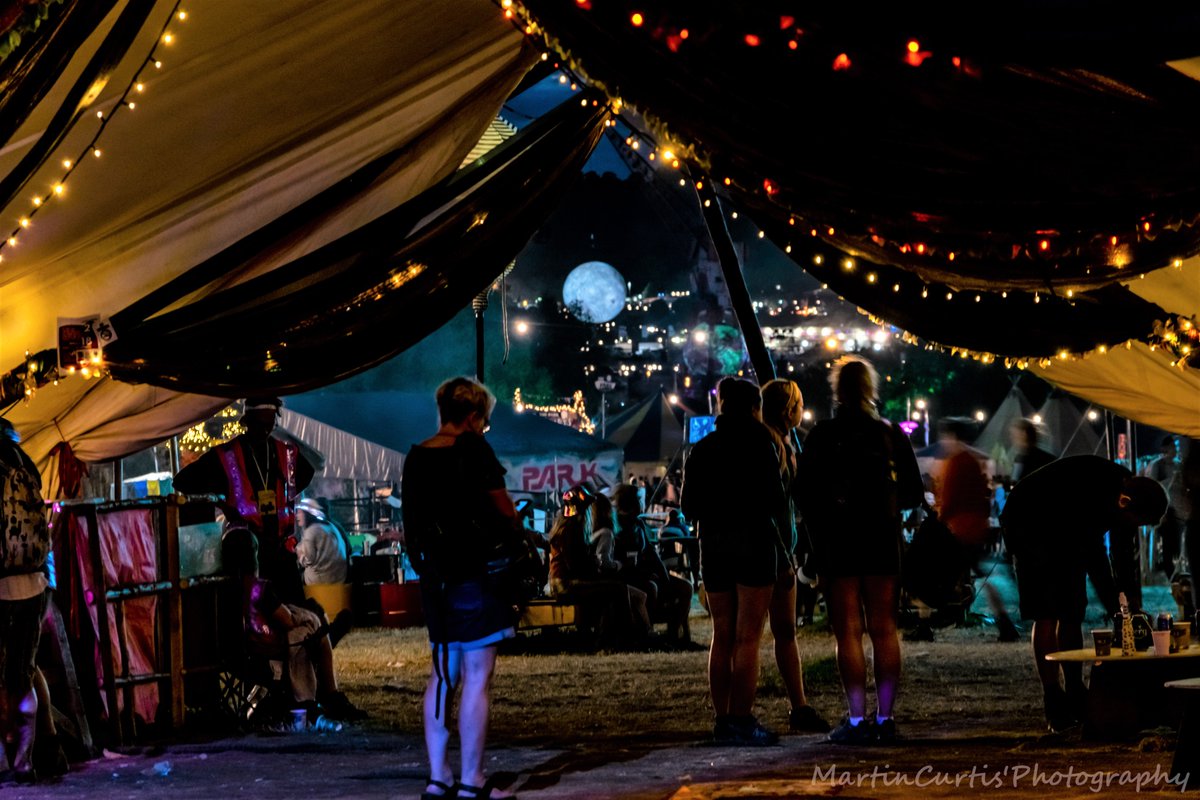 MartinCurtis01's tweet photo. @GlastoFestFeed @BimbleInn You can see the moon from The #BimbleInn https://t.co/5kYoocfm0N