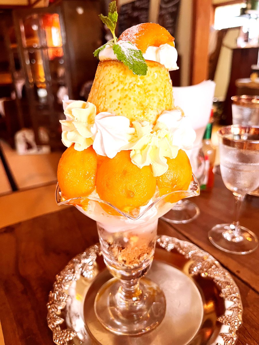 yokaze201395's tweet photo. ダイエットをする気がないと思われても仕方がないものをランチにしている。#sunnysidecafe
#びわのパフェ https://t.co/025tsOsiGk