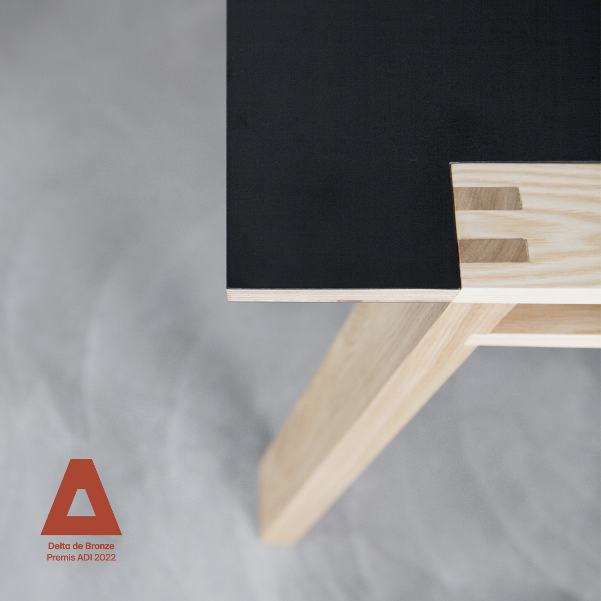 A mesa Lusi vén de recibir un Delta Bronze nos Premios ADI 2022 da <a href="/adifad/">ADI-FAD</a> 
.
Fotografías: <a href="/Roibradbury/">Roi Alonso</a> | <a href="/H4t4k3/">Javi Brandido</a>