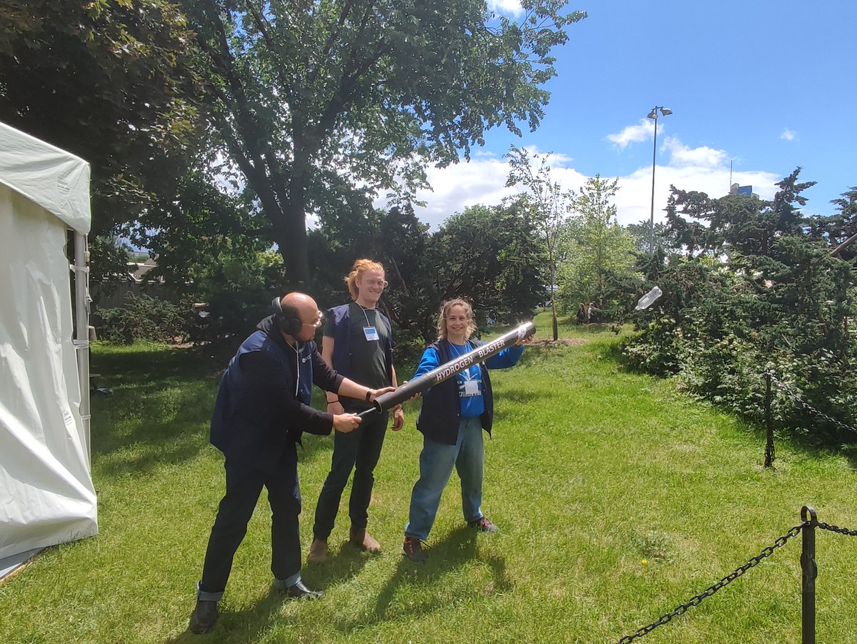 RECSUSUsherb's tweet photo. Nos bénévoles étaient à #eureka  le week-end dernier pour expliquer comment obtenir de l'hydrogène et l'utiliser comme carburant propre à partir de la molécule d'eau. https://t.co/MgEeunkq1X