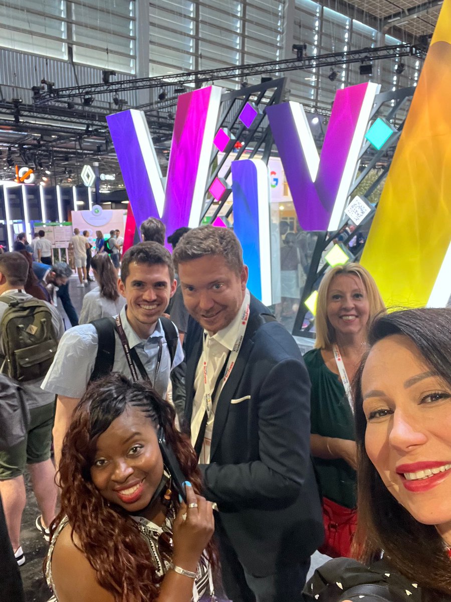 LeProfCitron's tweet photo. Une première journée à #VivaTech avec la fine équipe de l’@IIMparis ! Dans ce grand vivier de startups, je remarque que la data reste l’enjeux principal de tous ces projets innovants #VivaTechbyIIM https://t.co/3poxDhKSOe