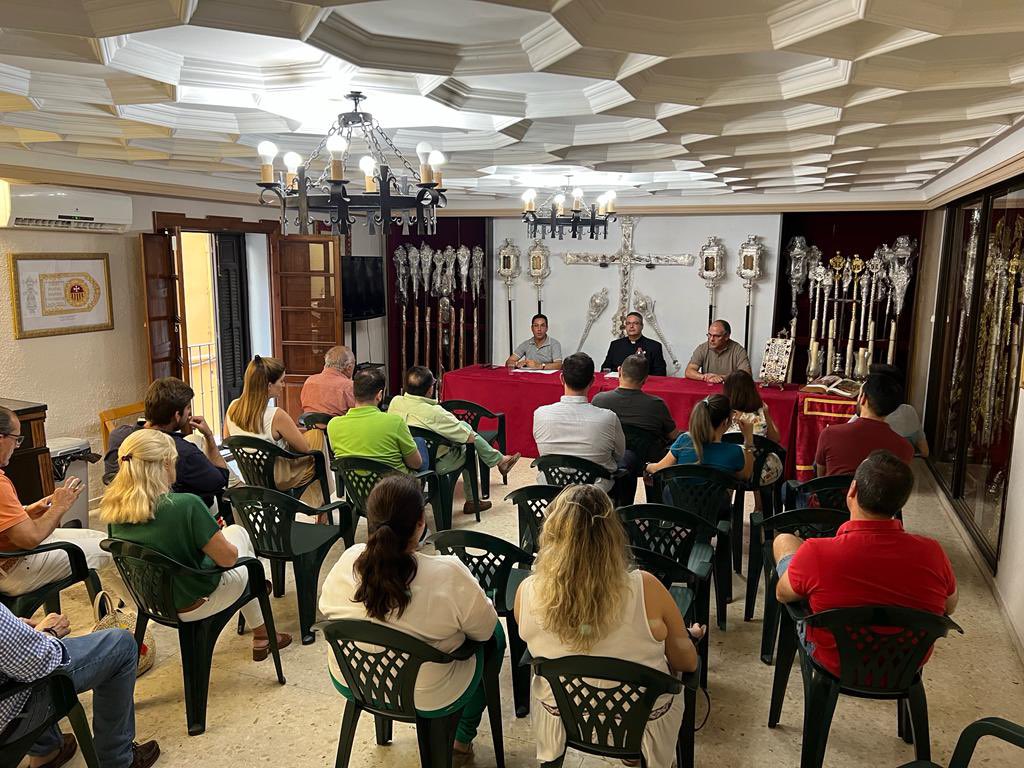 HdadHumildad's tweet photo. 🗣 #CHARLASFORMATIVAS |
Queremos agradecer al Rvdo. Padre Carmelo María Santana la charla formativa de ayer ayudándonos a profundizar en el sentido de la eucaristía en estos días tan señalados en torno a Jesús Sacramentado, "La Eucaristía: centro y culmen de la vida cristiana". https://t.co/PIalesmvYl