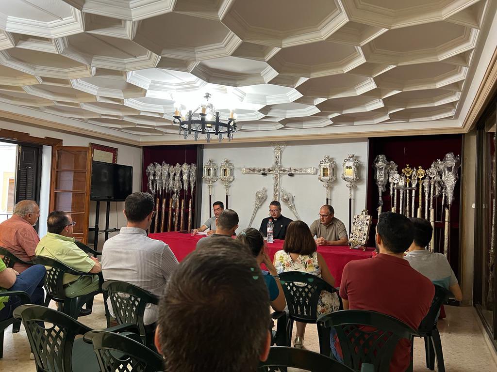HdadHumildad's tweet photo. 🗣 #CHARLASFORMATIVAS |
Queremos agradecer al Rvdo. Padre Carmelo María Santana la charla formativa de ayer ayudándonos a profundizar en el sentido de la eucaristía en estos días tan señalados en torno a Jesús Sacramentado, "La Eucaristía: centro y culmen de la vida cristiana". https://t.co/PIalesmvYl