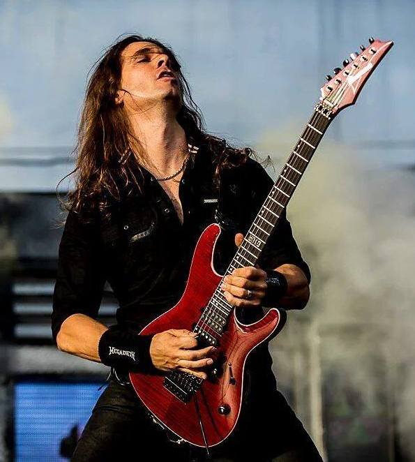 Happy Birthday (Feliz aniversário) Kiko Loureiro.

Angra/Megadeth    