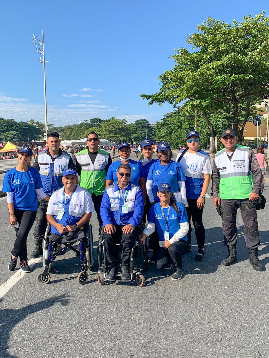 SegovRj's tweet photo. 🌞 Feriado e o time da #Segov está na Orla de Copacabana para promover o melhor à população! 

O RJ para Todos está distribuindo pulseiras de identificação para as crianças, a @OpLeiSecaRJ está conscientizando o público sobre os riscos da mistura entre álcool e direção. https://t.co/GLICpC7mkH
