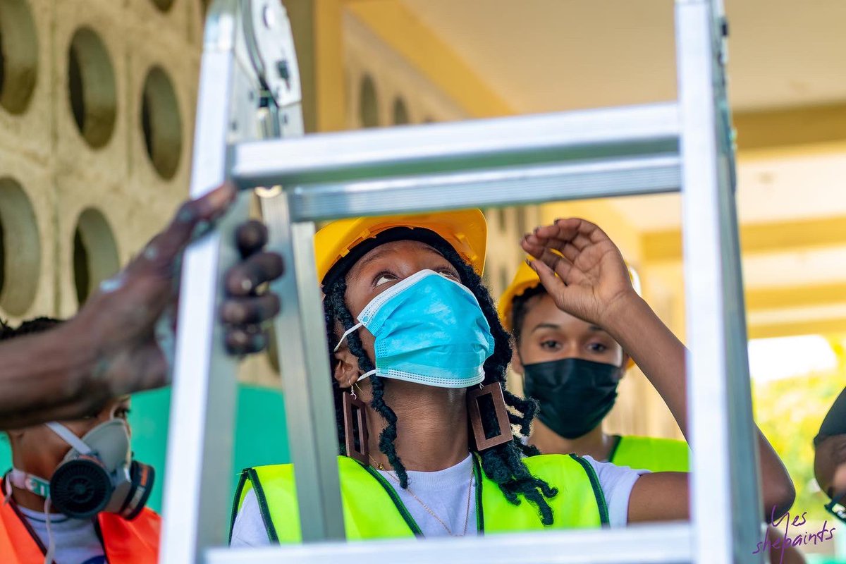 Urbanartconsult's tweet photo. Pendant 3 jours les sélectionnées de la première cohorte de @yes_she_paints_haiti a eu des séances pratique en peignant l’école nationale de la république de l’équateur sous la direction @finixion après une séance de formation riche et pointue merci #pnudhaiti  @Urbanartconsult https://t.co/NGto9J7U4Y