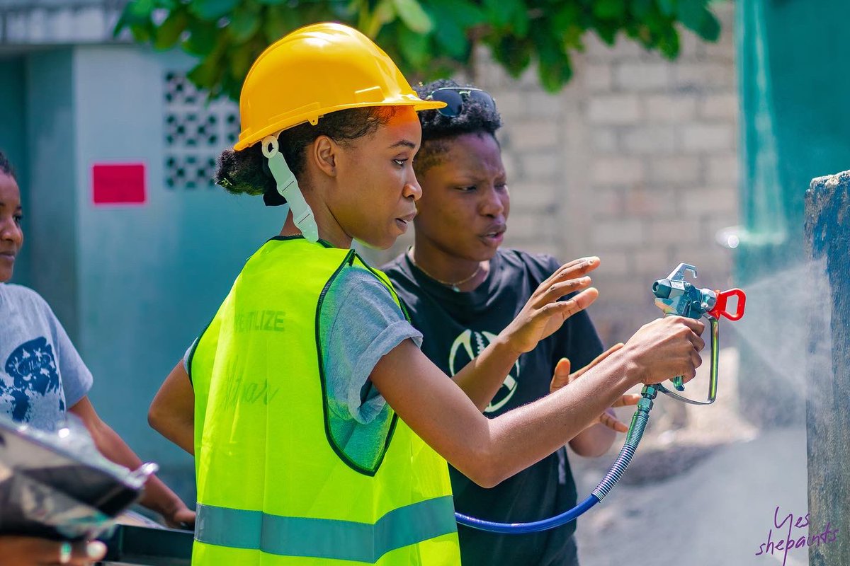 Urbanartconsult's tweet photo. Pendant 3 jours les sélectionnées de la première cohorte de @yes_she_paints_haiti a eu des séances pratique en peignant l’école nationale de la république de l’équateur sous la direction @finixion après une séance de formation riche et pointue merci #pnudhaiti  @Urbanartconsult https://t.co/NGto9J7U4Y