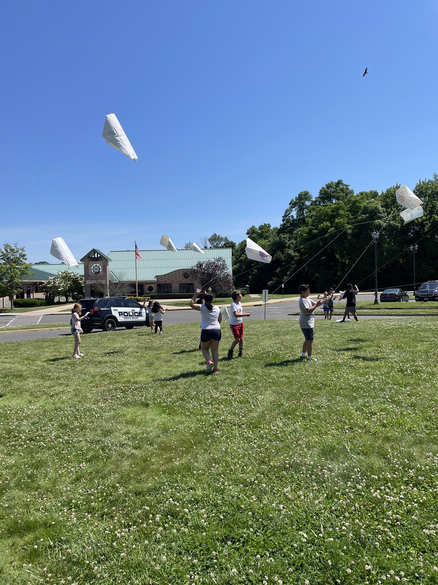 cresphysed's tweet photo. Third grade having fun flying their peace flag kites they made in Art class!🪁 @ConoverRoadES https://t.co/3suxgI73Kr