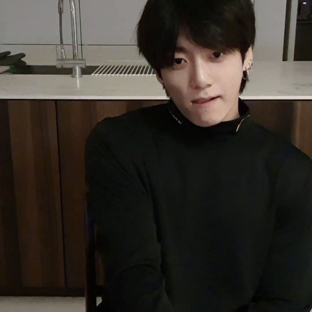 เธอว่าชุดนี้—

                                                      ไม่ครับ