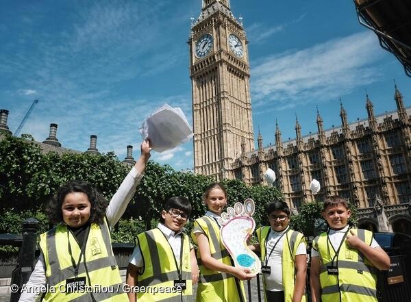 GreenpeaceUK's tweet photo. Yesterday inspiring young people from across the country who took part in the #BigPlasticCount went to Parliament to speak to politicians - to share their findings and urge them to take action to tackle the #PlasticCrisis! 

Here’s what they got up to🧵👇 https://t.co/sqERP5ZHff