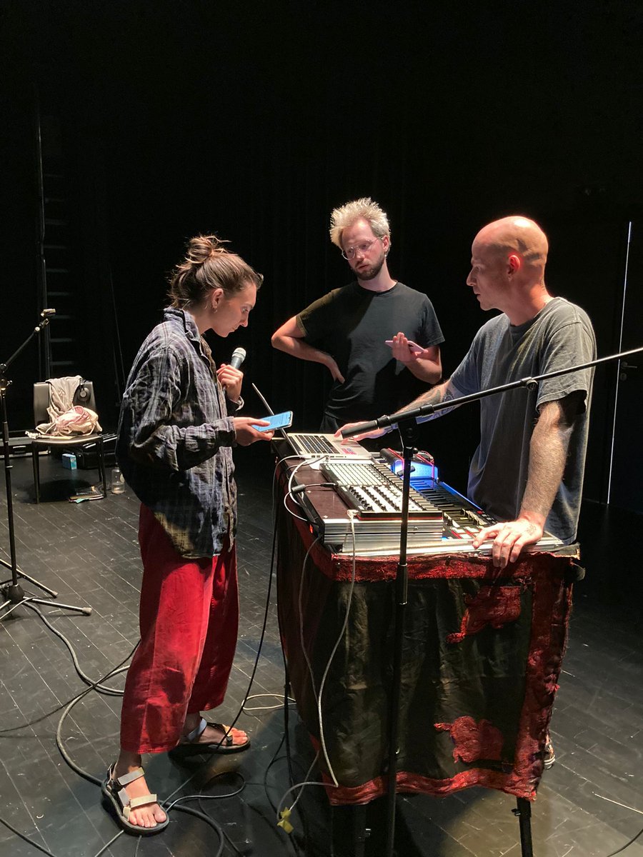 FMediterrania's tweet photo. Rodin Kaufmann, Azucena Momo i Louis Pezet estan fent residència artística a Balaruc per preparar ficus·indica, espectacle musical i poètic de l'#Obradordarrel que gira al voltant de la figura del trovador.
En son coproductors amb #leSilO @mcaliteraria @LaMarfamusica i @IRLlull. https://t.co/cTxwciyKO7