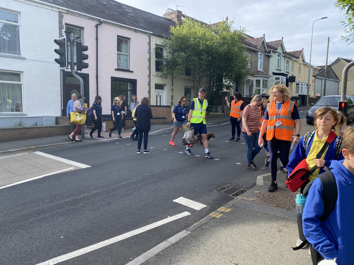 #CleanAirDay Today we supported <a href="/LlandeiloP/">Llandeilo Primary</a> with their 1st #WalkingBus led by <a href="/CllrEdward/">Cllr Edward Thomas</a>. Parents, teachers and children met at #Llandeilo station and walked together to school reducing congestion and providing a #healthier and #safer route to school.