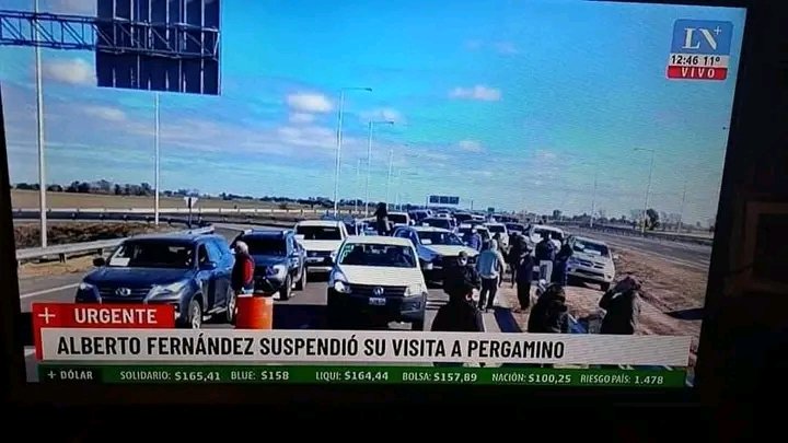 robpetrollini's tweet photo. Alverso debió suspender su visita a Pergamino. 
Estaba por inaugurar una obra de la ruta ya inaugurada por Macri y Vidal y el pueblo se puso de pie !!
Así se hace 👏
Acá no venis títere Fernández de Kirchner 🤬😡🤮 https://t.co/auP4yqBK7i