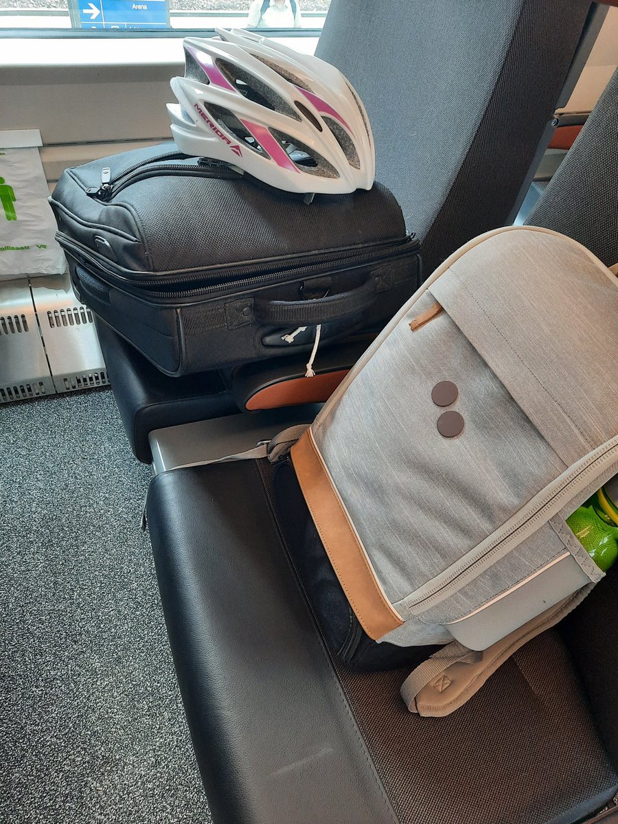 Kolme päivää työsuojelukoulutusta takana Hesassa <a href="/tyoterveys/">Työterveyslaitos</a> Oma kypärä matkassa mukana, koska kokeilin käyttää kaupunkifillareita. Hyvä kokeilu, suosittelen muillekin ulkopaikkakuntalaisille! Ja taas tuli muutama kilsa lisää kilometrikisaan.