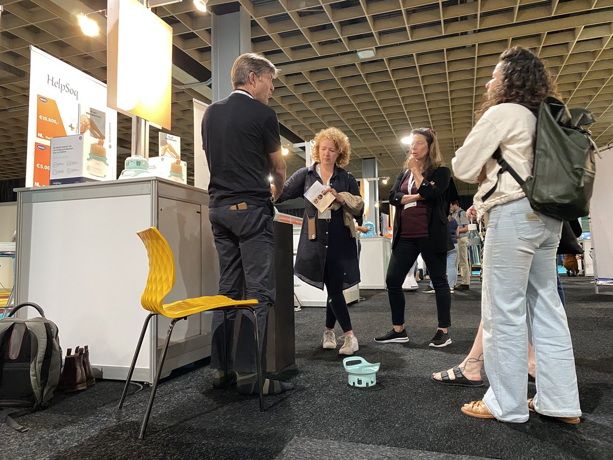helpsoq's tweet photo. Wat een grote belangstelling alweer, op de Dutch Health Week, in de Jaarbeurs Utrecht. https://t.co/GrE9Ur9rdG Drie dagen lang kousen aantrekken :) #helpsoq #compressie #kousen https://t.co/wFoQXN5j9x