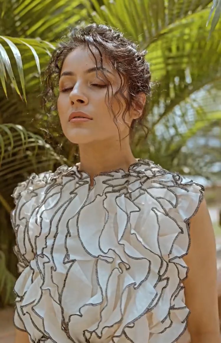 anyrandom11's tweet photo. #ShehnaazGill really is a work of art.✨ https://t.co/tDEOMLFD6w
