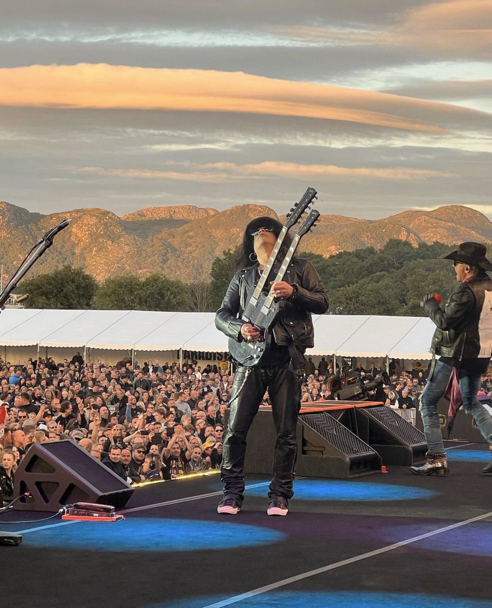 Guns N’ Roses performing in Stavanger, Norway, last night! 🇳🇴🤘🏻🔥 <a href="/Slash/">Slash</a> 

📸: betalebeis