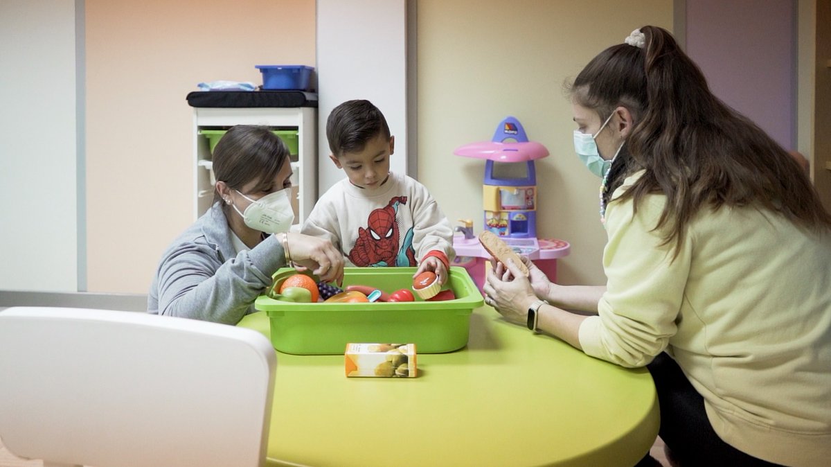 GOIB_Social's tweet photo. Facilitam la detecció i atenció primerenca a ➕ de 1.600 infants amb dificultats de desenvolupament i a les famílies.

➕ de 143.000 sessions el 2021 amb 5,7 M€.

123% ➕ de sessions des de 2015.

Dia de l'Atenció Primerenca

#EnfortimElsServeisSocials
ℹ️ https://t.co/rH9qIvcUNI https://t.co/ttfCwiYB9q