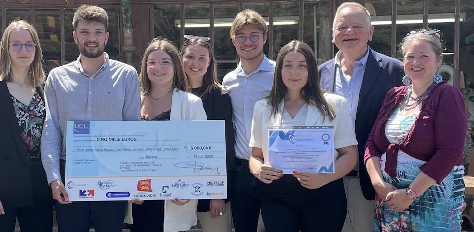 amywells06's tweet photo. Une #aventure qui a commencé il y a deux ans pour nos étudiants #Master #LEA @Universite_Caen : #equipeL a remporté le #PVI discerné par @CceNormandie
Merci aux partenaires qui soutiennent le prix et à @Bernard_QUIRIN qui a accompagné nos étudiants. #winners https://t.co/0tXalZPvB0