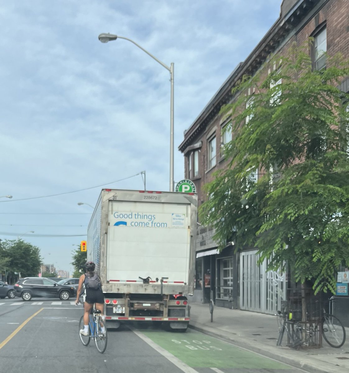 JsFrPe's tweet image. ⁦@SyscoCanada⁩ you can do better. Ossington and Bloor. @ParkingTPS @CityofToronto @TrafficServices #BikeTO #VisionZeroTO @TPS_BikeHart @Car_In_Bikelane @TPS_pke_rider @CycleToronto @anabailaoTO