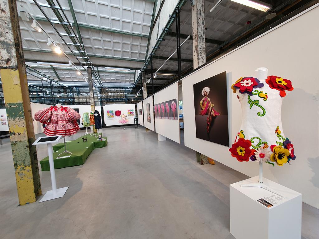 Zaanstreek's tweet photo. Gisteren een heerlijke zonnige dag vol goede gesprekken op het @hembrugterrein met onder andere @Artzaanstad, het #HEM en een korte stop bij #Lab44. Naast de rust van het groen ook gezellige drukte door het @tnwevents event bij @TaetsArtEvents. Blijft een prachtige plek! https://t.co/SODPQjdZpV