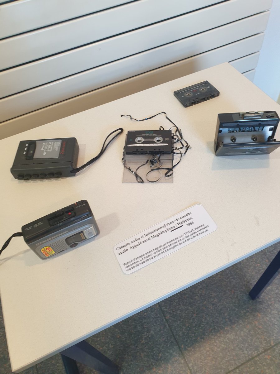 CDICamilleRouen's tweet photo. Journées arts et cultures au #CollegeClaudel aujourd'hui. Au CDI, culture des médias avec exposition sur l évolution des supports d information depuis 100 ans. #profdoc #infodocumentation #culturenumerique #EMI https://t.co/MFBaAfX0A0