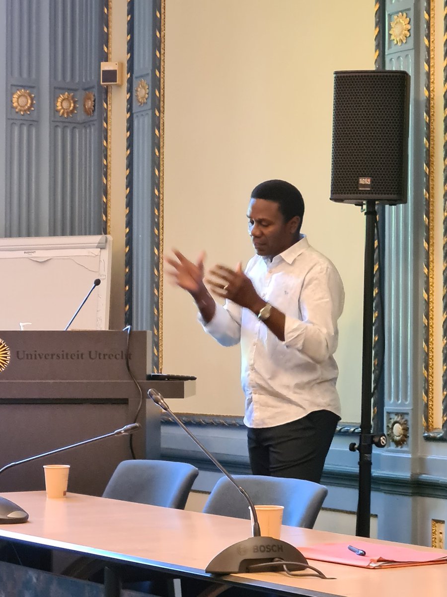 RobertaArielli's tweet image. Enoch Aboh giving a talk on why grammaticalization can't be right as a concept @HumanitiesUU