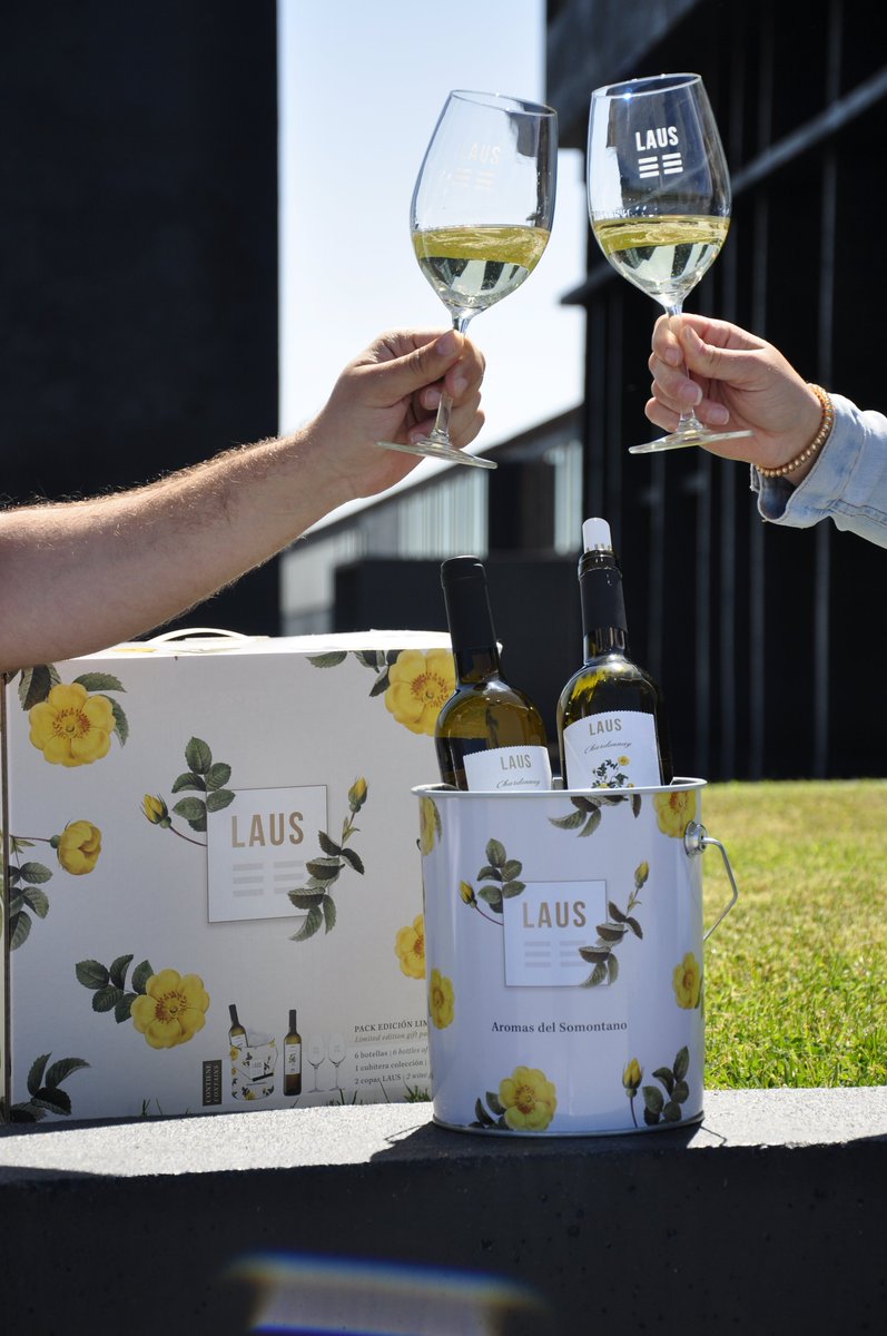 GastroMadrid_'s tweet photo. Aquí tienes once vinazos para seguir disfrutando a pesar de las altas temperaturas 🍷🍷
🔸 Chardonnay-Sauvignon Blanc y Blanco Semidulce, de @La_Estacada
🔸 Laus Chardonnay 2021, de #BodegaLAUS
#GastroMadrid #Producto #España #Vino #Blanco #España #Gastro
https://t.co/dwDyiZvMxH https://t.co/cp2qkGSd4F