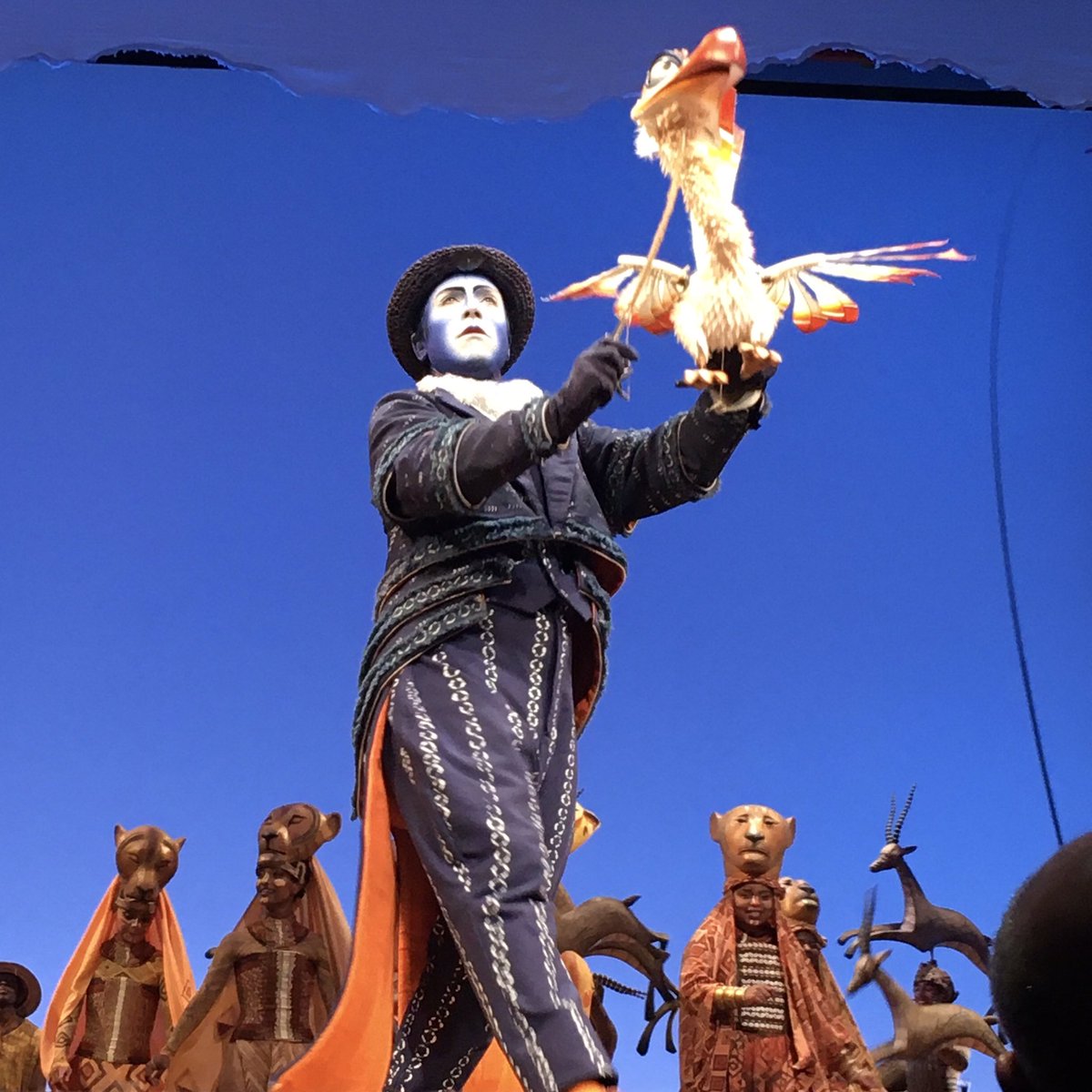 Guiguiii94's tweet image. Magnifique production #LeRoiLion hier à Mogador et plaisir de retrouver le tjs génial Alexandre Faitrouni !

Une troupe entièrement investie, des centaines de beaux costumes mais qualité des tissus imprimés fait cheap (de près), balance audio mal réglée, L’amour brille massacré…