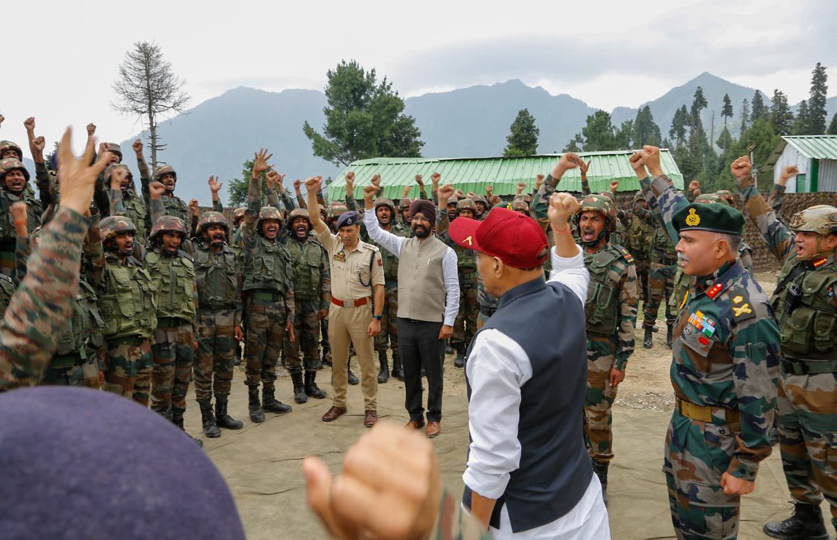 rajnathsingh's tweet photo. भारतीय सेना के जवानों का जोश और जज़्बा हर परिस्थिति में बुलंद रहता है। आज LoC के नज़दीक एक अग्रिम चौकी पर जवानों के साथ बिताए कुछ पलों की तस्वीरें। https://t.co/S3SEbqVV2o
