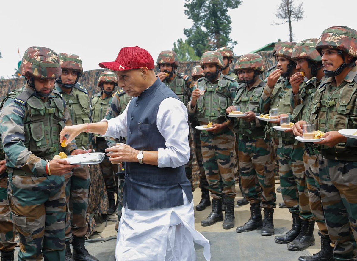 rajnathsingh's tweet photo. भारतीय सेना के जवानों का जोश और जज़्बा हर परिस्थिति में बुलंद रहता है। आज LoC के नज़दीक एक अग्रिम चौकी पर जवानों के साथ बिताए कुछ पलों की तस्वीरें। https://t.co/S3SEbqVV2o