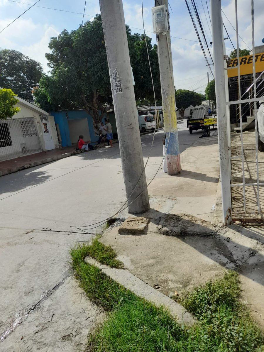 RachAnwar's tweet photo. Barrio LOS CONTINENTES,  cable de alta tensión en el suelo,  sector sin luz. Área de tránsito escolar,  niños y familias en riesgo.  @Aire_Energia NO RESPONDEN,  los responsabiklzo de cualquier calamidad. @alcaldiabquilla @jaimepumarejo @jorgecura1070 https://t.co/EAbHR3aNsB