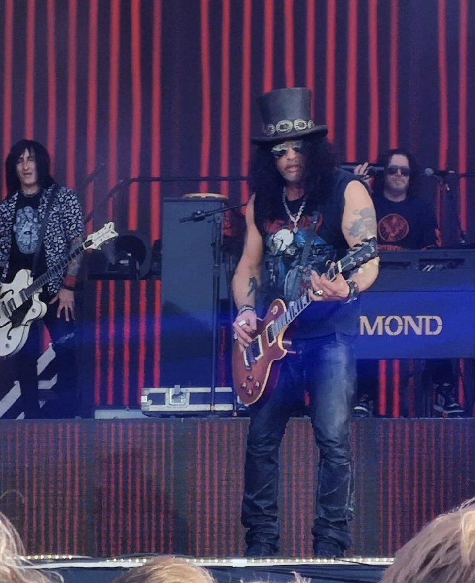 Killer shot of boss rocking on stage yesterday 🔥🇳🇴 <a href="/Slash/">Slash</a> 

📸: aftenbladet