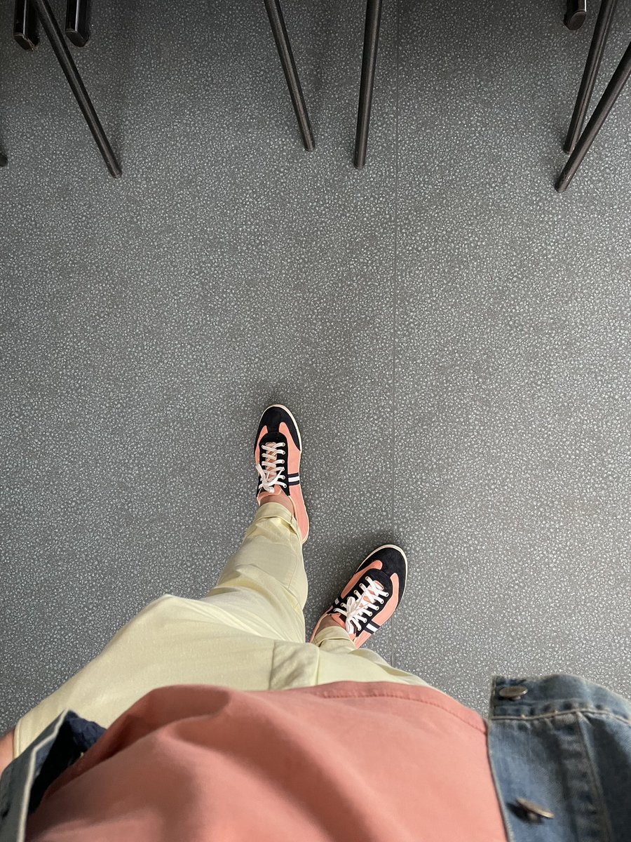 ClorddeWinter's tweet photo. Çategory is : frais et 80s pour aller virer un élève (🤔🤞🏻) en conseil de disc’.
👋🏻🪞👅🍦🍓🫐
#vanillefraise #fandesannées80 #RalphLaurenoupresque #pasdeschemise #unTshirt #jean https://t.co/FmIJTo8KvQ