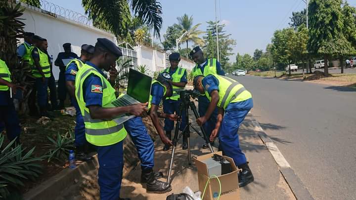 YBurundi's tweet photo. A tous ceux qui conduisent à grande vitesse dans @MairieBuja, attention les radars vous ont à l'oeil !

Un nouveau système de surveillance visant la réduction des accidents est en train d'être mis en place par la @Burundi_Police.

Ce système est encore en phase test

#technologie https://t.co/t4n1SboK0x