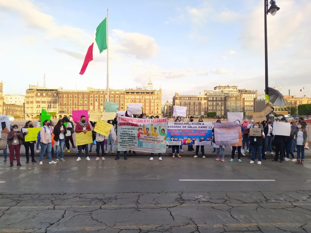 FCoiffier's tweet photo. Gerontólogos, psicólogos, nutriólogo y demás personal de salud del #ramo12 merecen #JusticiaLaboral Están afuera de Palacio Nacional, merecen ser escuchados y  trabajo con prestaciones @lopezobrador_ @SsaludMX https://t.co/HFWrJitq8t