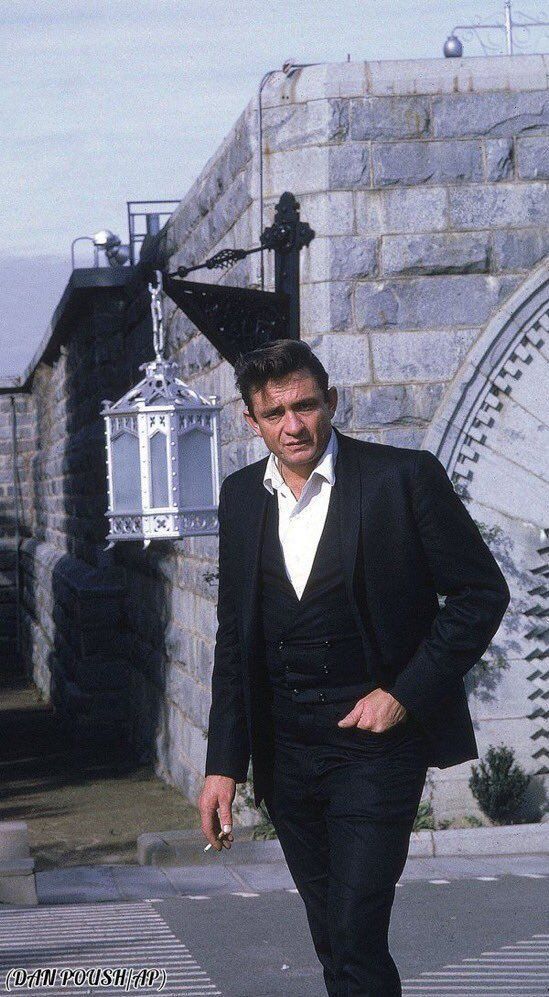 crockpics's tweet photo. Johnny Cash standing outside of Folsom Prison, 1968. https://t.co/mWXHyPztm8