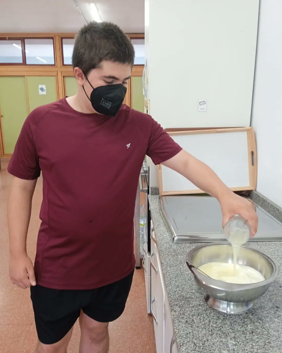 AUTISMOSALAMANC's tweet photo. Con este calorcito nos apetecía mucho hacer en el taller de cocina, una crema de limón 🍋
Yogurt, zumo de limón y leche condensada, ¿te animas a hacerlo?
#tea #autismo #autismosalamanca #lacañada #asociaciónariadna #tallerdecocina #cremadelimon #salamanca #españa https://t.co/kIfP3GH9aj